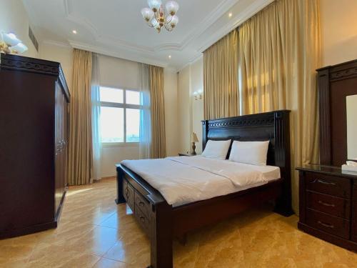 Кровать или кровати в номере Al Misrea Tower