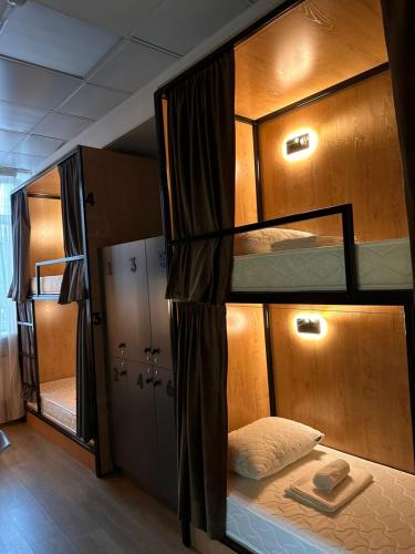 Ένα ή περισσότερα κρεβάτια σε δωμάτιο στο Friends Hostel