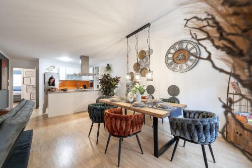 uma cozinha e sala de jantar com mesa e cadeiras em Alpenflair / Luxury / 100qm / Work / Travel / Netflix em Penzberg