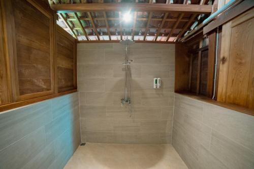 a bathroom with a shower with a ceiling at Kubu Sakian Villa and Restaurant Sidemen in Silebeng