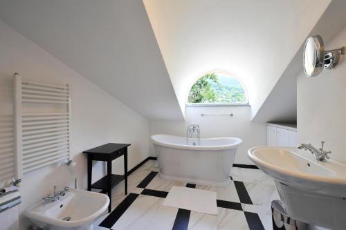 Ένα μπάνιο στο Brentano Elegante