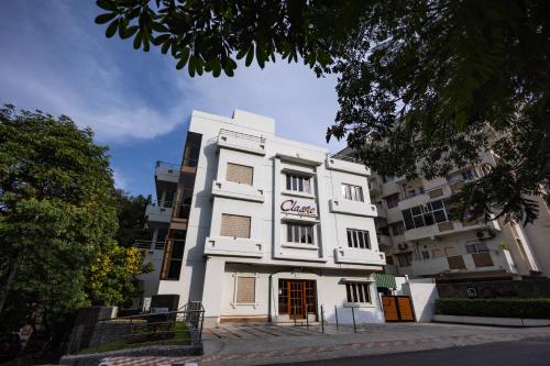 un edificio bianco con un cartello sopra di Classic Boutique Hotel & Luxury Service Apartments a Visakhapatnam