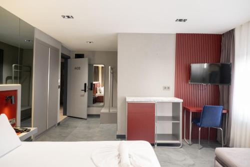 een kamer met een keuken en een woonkamer bij Voir Hotel Pera in Istanbul