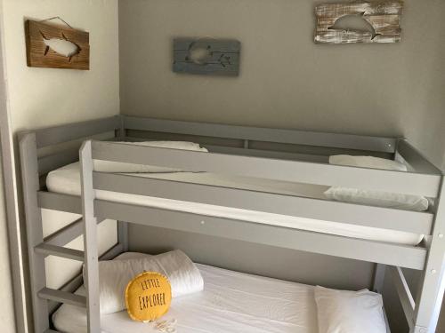 a bunk bed room with two bunk beds in it at Hôtel Le Rivage vue sur mer - Châtelaillon-plage in Châtelaillon-Plage