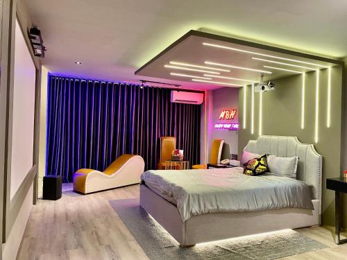 ホーチミン・シティにあるM&H Cinemaのベッドルーム(ベッド1台、紫色の照明付)