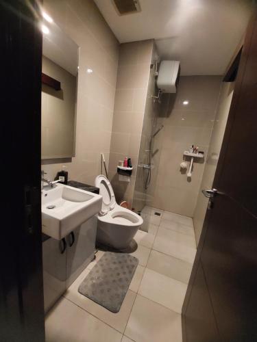 łazienka z toaletą i umywalką w obiekcie Apartemen permata hijau suites w Dżakarcie