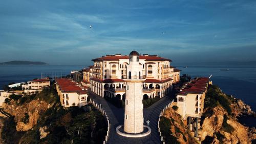 Ett flygfoto av Birun Ada Hotel