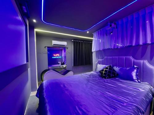 Dormitorio púrpura con cama con techo púrpura en M&H Cinema, en Ho Chi Minh