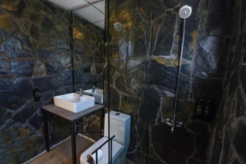 Bathroom sa LOKAL Rooms x Skardu (Katpana Retreat)