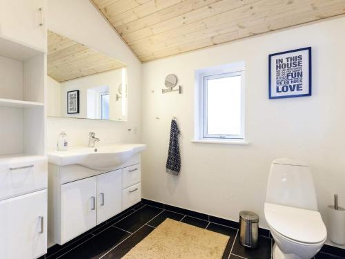 Koupelna v ubytování 6 person holiday home in Væggerløse-By Traum