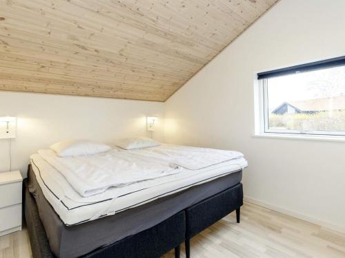 Postel nebo postele na pokoji v ubytování 6 person holiday home in Væggerløse-By Traum