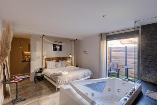 Schlafzimmer mit einem Bett und einer Badewanne in der Unterkunft Love Loft in Bordeaux