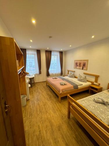 ein Schlafzimmer mit 2 Betten und ein Zimmer mit Fenstern in der Unterkunft Ferienhaus Elisabeth in Füssen