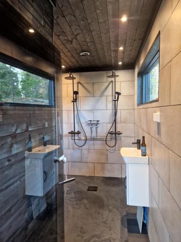 a bathroom with two sinks and a shower at Brännskär Cottages & Glamping in Pargas