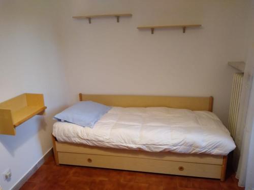 a small bed in a room with two shelves at SKI AND OUTDOOR HOUSE in Frabosa Sottana