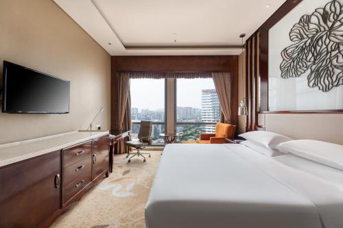 Ένα ή περισσότερα κρεβάτια σε δωμάτιο στο Sheraton Changde Wuling Hotel