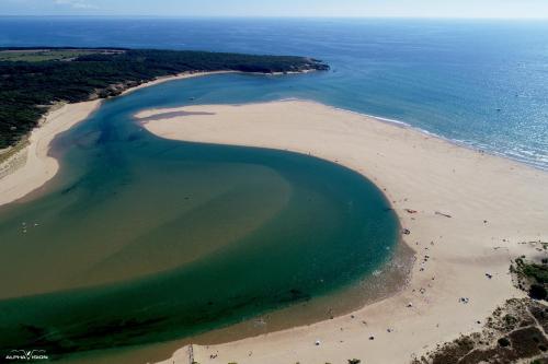 uma vista aérea de uma praia e do oceano em La Maison du pêcheur - Jacuzzi em Jard-sur-Mer