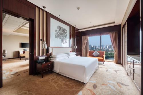 Ένα ή περισσότερα κρεβάτια σε δωμάτιο στο Sheraton Changde Wuling Hotel
