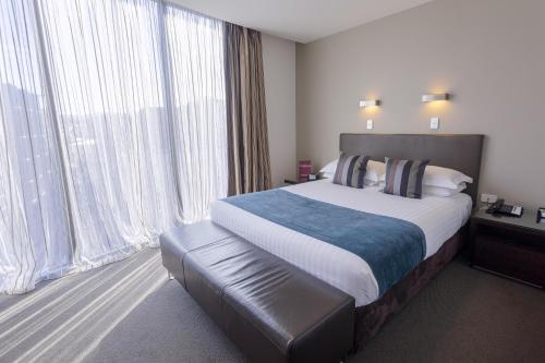 Ein Bett oder Betten in einem Zimmer der Unterkunft Mantra Collins Hotel