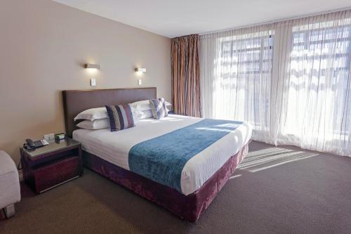 Ein Bett oder Betten in einem Zimmer der Unterkunft Mantra Collins Hotel