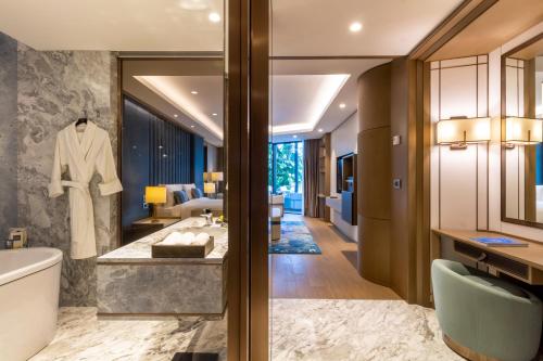 Reges, a Luxury Collection Resort & Spa, Cesme في تشيشمي: حمام مع حوض كبير ومغسلة