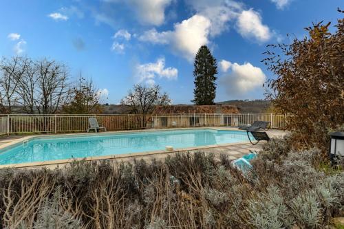 une piscine au milieu d'une cour dans l'établissement Maison Sébastien, à Saint-Pierre-de-Côle