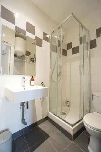 une salle de bain avec une douche, un lavabo et des toilettes dans l'établissement Studio design 2 personnes, à Toulouse
