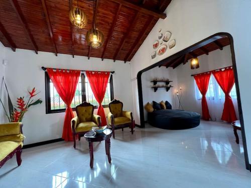 Гостиная зона в Acogedora casa de campo con excelente ubicación