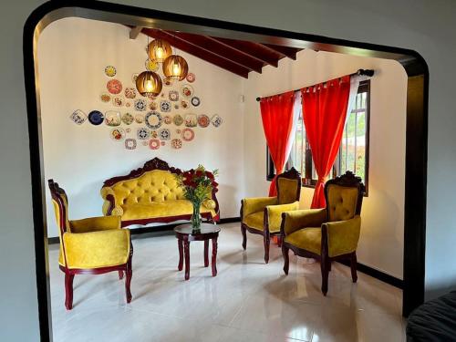Гостиная зона в Acogedora casa de campo con excelente ubicación
