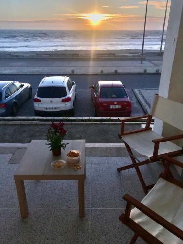 a view of two cars parked on the beach at Casa do Cão da Praia do Furadouro in Ovar