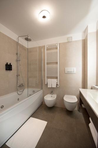 a bathroom with a tub and a toilet and a sink at Relais dell'Olmo in Perugia