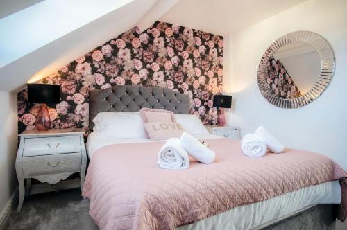 En eller flere senge i et værelse på The Penthouse - Luxury 1 Bed - Panorama - Tenby