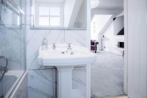 Et badeværelse på The Penthouse - Luxury 1 Bed - Panorama - Tenby