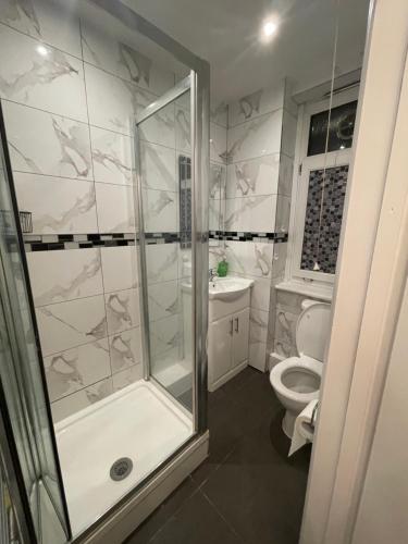 bagno con doccia e servizi igienici. di Homely and very comfortable apartment a Londra