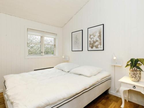 En eller flere senge i et værelse på Holiday home Væggerløse XXV