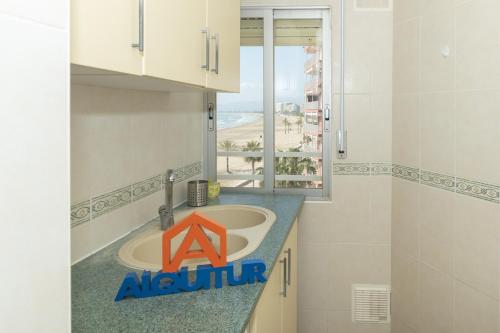 baño con lavabo y ventana en Santa Marta, I- A 4º-11, en Cullera