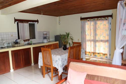 Una cocina y un comedor con mesa y sillas. en LA MARINA 4, en Ambodifototra