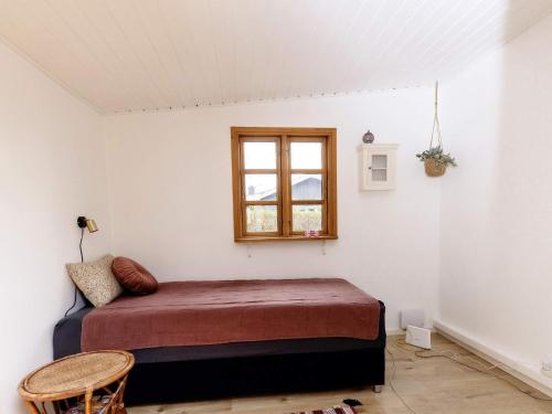 een slaapkamer met een bed en een raam bij Holiday home Væggerløse XL in Bøtø By