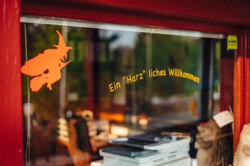 a window with a sign that says hen what i loves william at Camping Braunlage in Braunlage