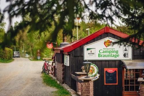 布勞恩拉格的住宿－Camping Braunlage，一座建筑,上面有朗读露营宴会的标志