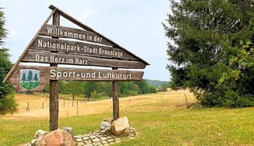 a sign in the middle of a field at Camping Braunlage in Braunlage