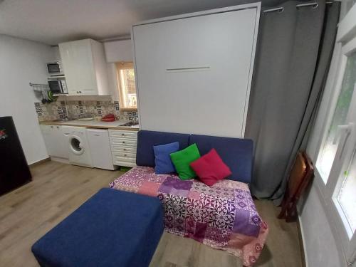 Ruang duduk di Acogedora casita loft de piedra con piscina compartida