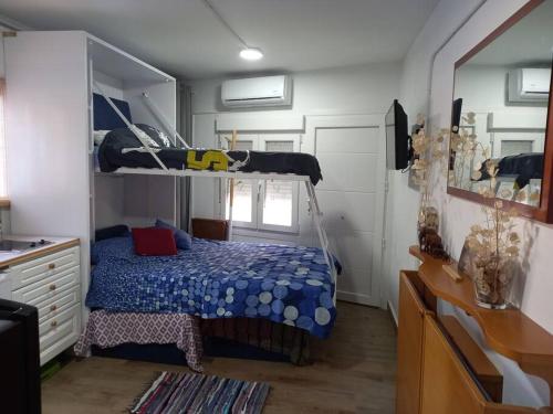 Katil atau katil-katil dalam bilik di Acogedora casita loft de piedra con piscina compartida