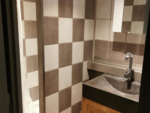 une salle de bain avec un lavabo et un miroir dans l'établissement Appartement rénové, 2 chambres, au pied des pistes, près des commerces et centre aquatique - FR-1-771-56, à Les Adrets