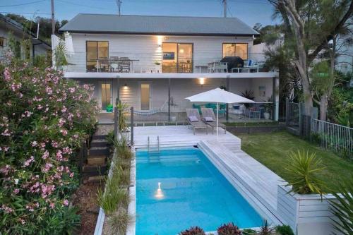 Bazén v ubytování Terrigal Beach House nebo v jeho okolí