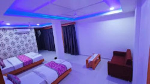 pokój z 2 łóżkami i kanapą w obiekcie Hotel Green Leaf,Anand w mieście Anand