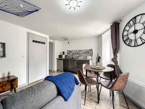un salon avec un canapé et une table dans l'établissement Breizh Appart, à Morlaix