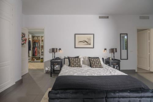 ein Schlafzimmer mit einem großen Bett und zwei Nachttischen in der Unterkunft Villa Buganvilla in Benalup Casas Viejas