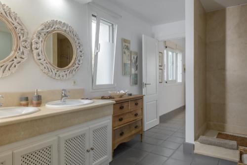 ein Badezimmer mit 2 Waschbecken und einem Spiegel in der Unterkunft Villa Buganvilla in Benalup Casas Viejas