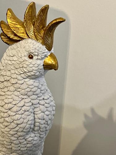 eine Statue eines Vogels mit goldenem Kopf und Flügeln in der Unterkunft Appartement Livingstone -2 pers. in Charleville-Mézières